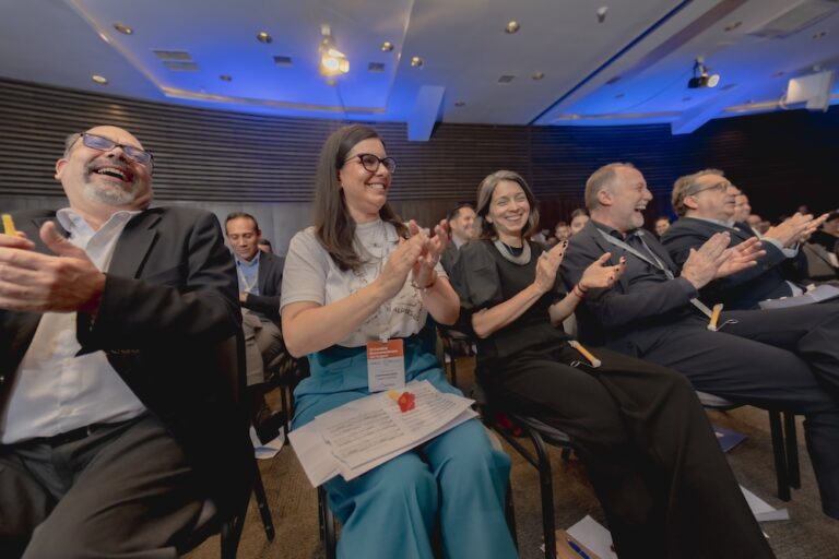 Asistentes aplaudiendo copia